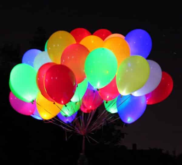 Облако из светящихся воздушных шаров